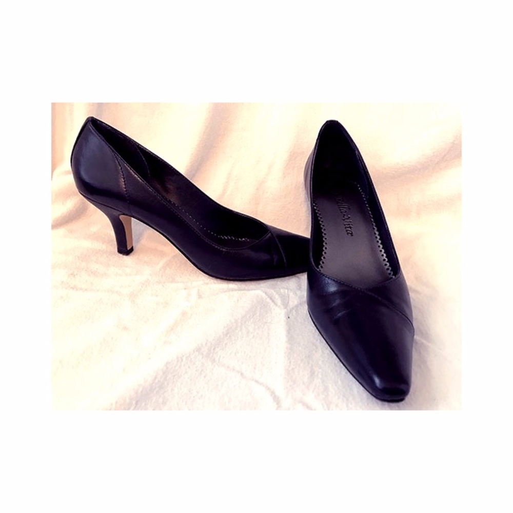 Like new navy leather Bella Vita pump